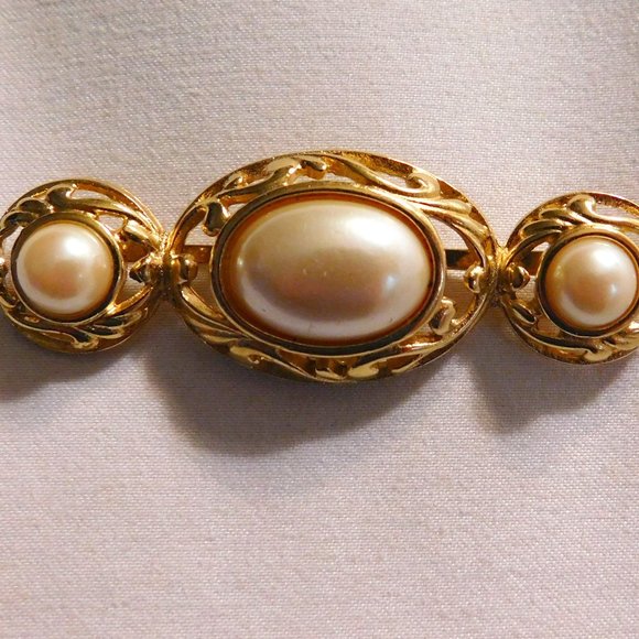 Vintage Richelieu Pearl Gold Tone Brooch - Picture 1 of 5